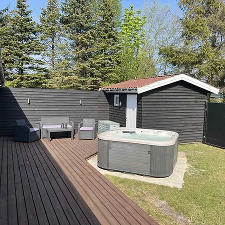 Newly Renovated With Outdoor Boto By