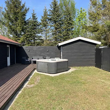 Newly Renovated With Outdoor Boto By