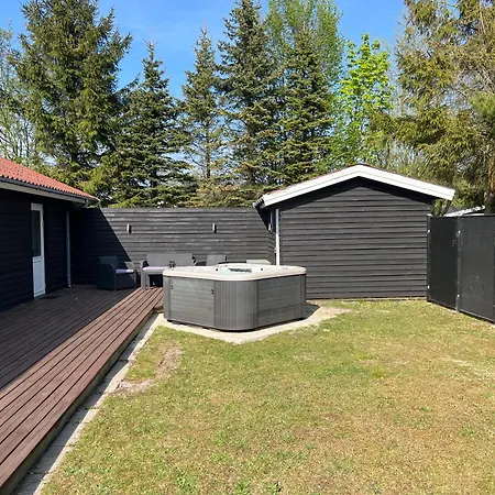 Hot Tub Retreat Near Marielyst Bøtø By